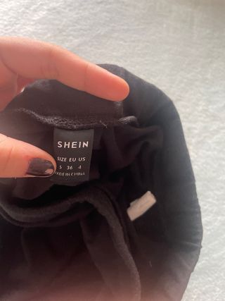 Falda negra con cordones