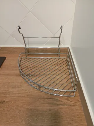 Estante de esquina para cocina de metal.