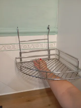 Estante de esquina para cocina de metal.