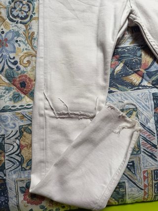 Pantalón vaquero hombre blanco desgastado