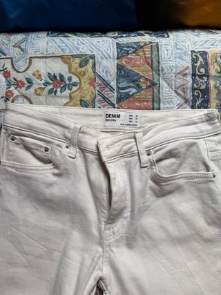 Pantalón vaquero hombre blanco desgastado