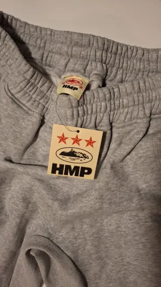 Pantalón Corteiz con etiqueta