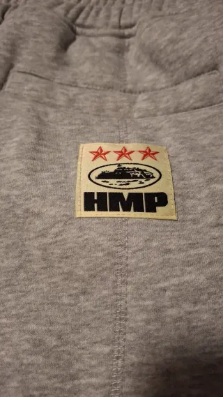 Pantalón Corteiz con etiqueta