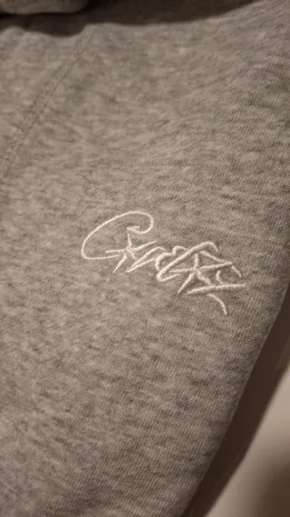 Pantalón Corteiz con etiqueta