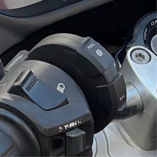 Toma USB doble para manillar de moto.