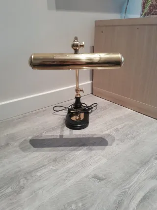 Lámpara de mesa dorada y negra