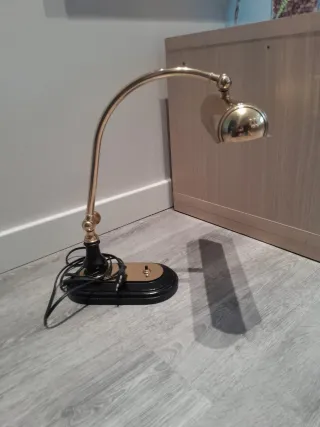 Lámpara de mesa dorada y negra