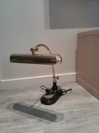 Lámpara de mesa dorada y negra