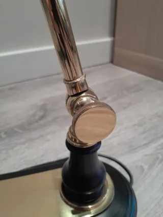 Lámpara de mesa dorada y negra