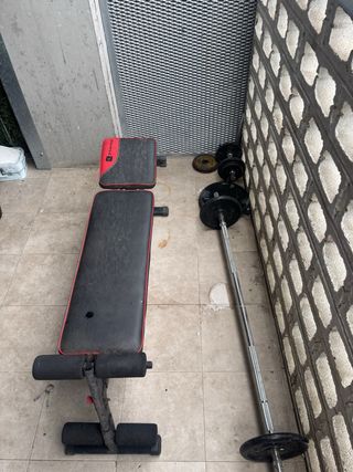 Banco de pesas y barra con discos