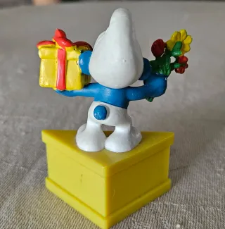 Puffo con regalo e fiori - anno 1980