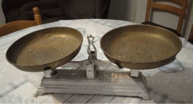 Báscula antigua de latón