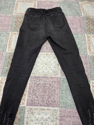 Pantalones vaqueros grises desgastados