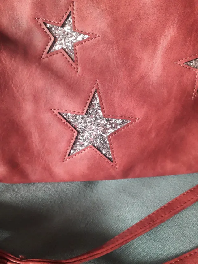 Bolso bandolera burdeos con estrellas plateadas