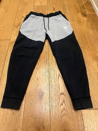 Pantaloni Nike Tech neri e grigi