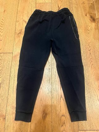 Pantaloni Nike Tech neri e grigi