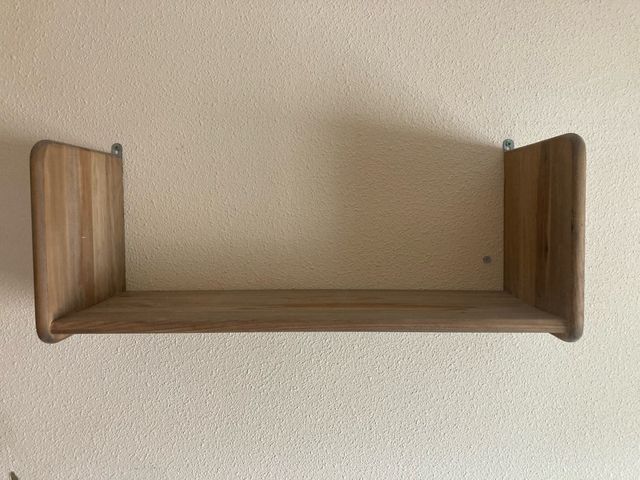 Estantería de madera flotante