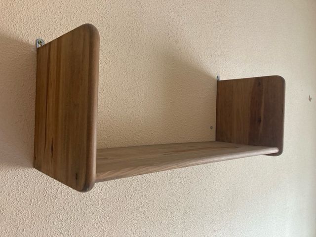 Estantería de madera flotante