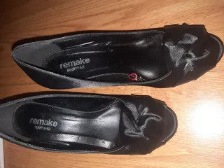 Zapatos de raso negros con tacón