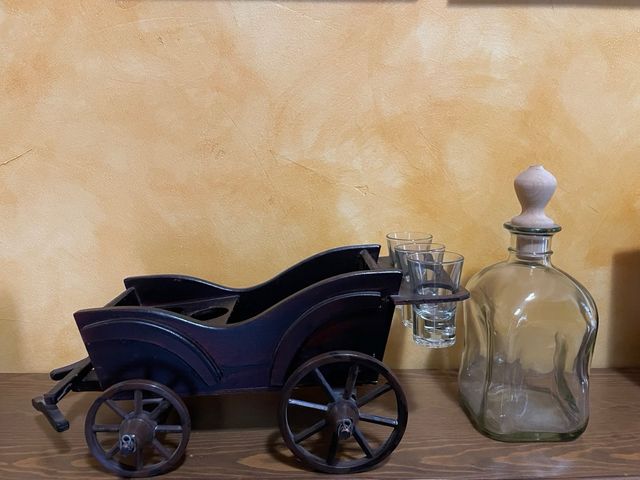 Conjunto de whisky em carruagem e copos