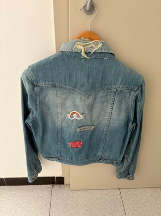 Chaqueta tejana con parches y rotos