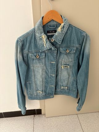 Chaqueta tejana con parches y rotos