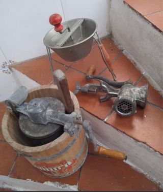 Antigüedades: Máquina de picar carne, heladera...