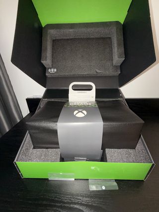 Xbox Series X completa di accessori