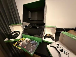 Xbox Series X completa di accessori