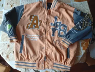Cazadora estilo Varsity naranja y gris
