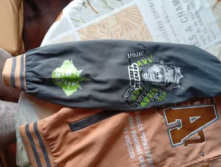 Cazadora estilo Varsity naranja y gris