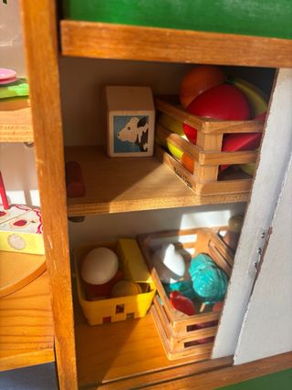 Cocinita de madera con accesorios