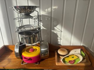 Cocinita de madera con accesorios