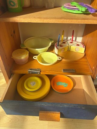 Cocinita de madera con accesorios