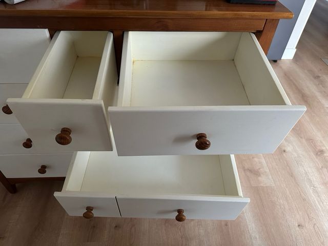 Cassettiera in legno, cassetti bianchi