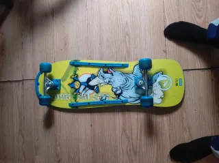 Skate amarillo con dibujo de rinoceronte