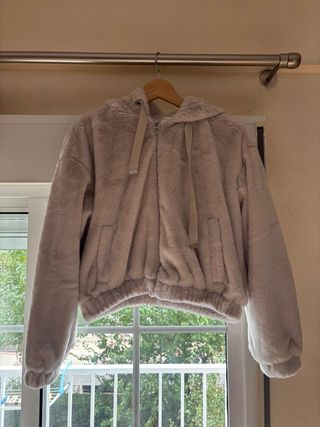 Chaqueta corta pelo beige 
