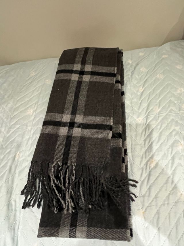 Bufanda de cuadros gris y negra