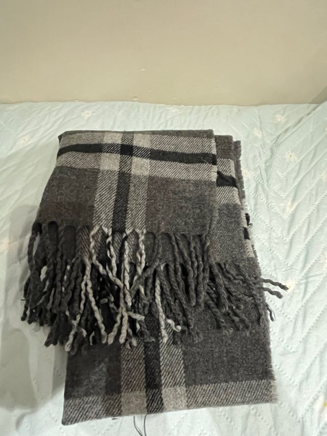 Bufanda de cuadros gris y negra