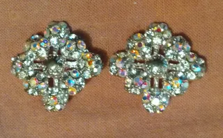 Pendientes strass multicolor metal plateado.