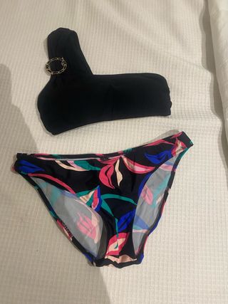 Bikini negro con estampado floral