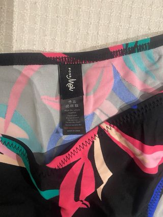 Bikini negro con estampado floral