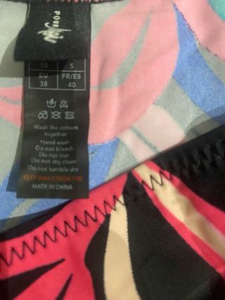 Bikini negro con estampado floral