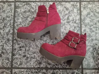 Botines de tacón rojos