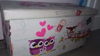 Baúl infantil con búhos y corazones