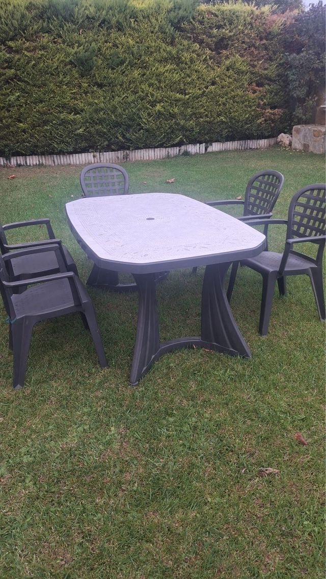 Mesa de jardín de plástico gris y negro
