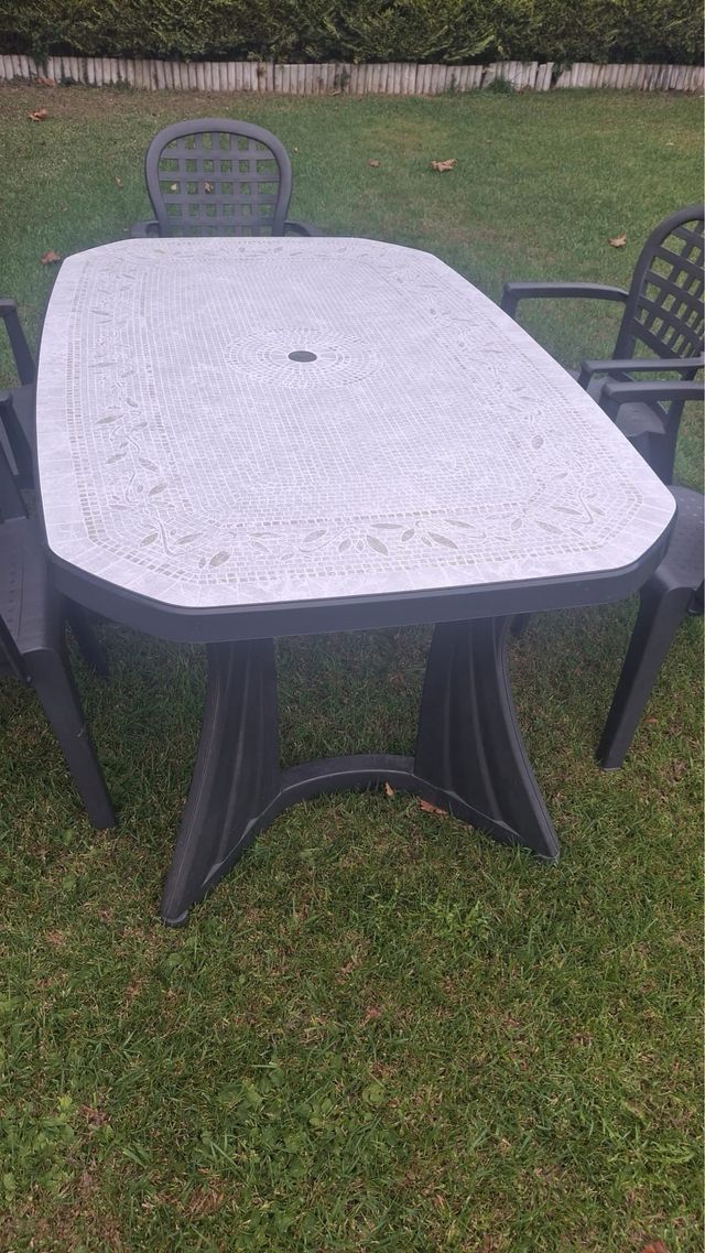 Mesa de jardín de plástico gris y negro