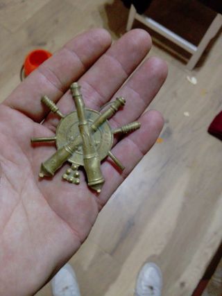 Emblema militar antiguo cañones y espadas