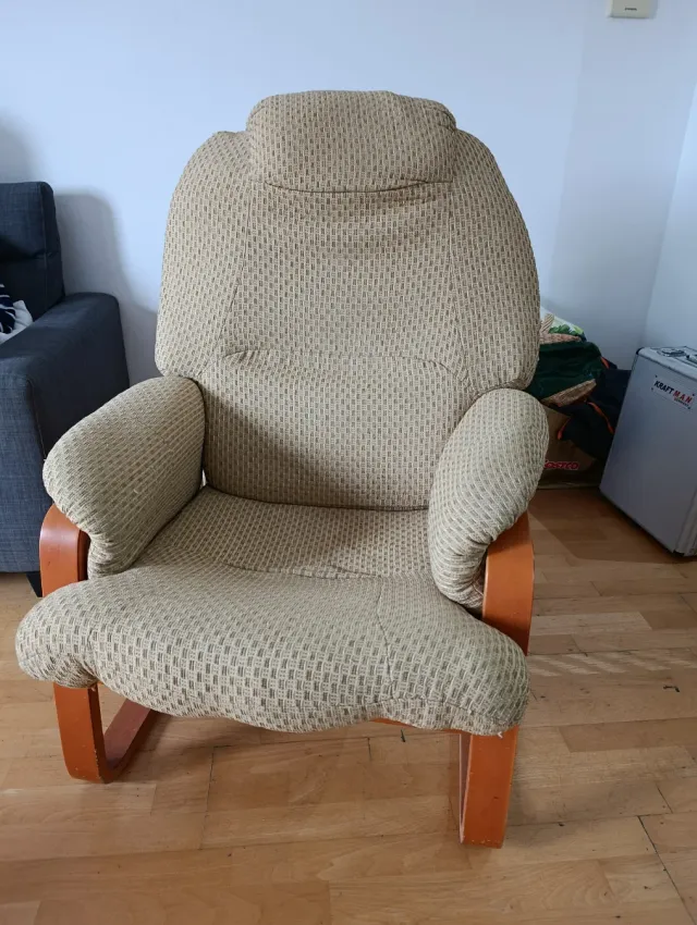 Sillón de tela y madera