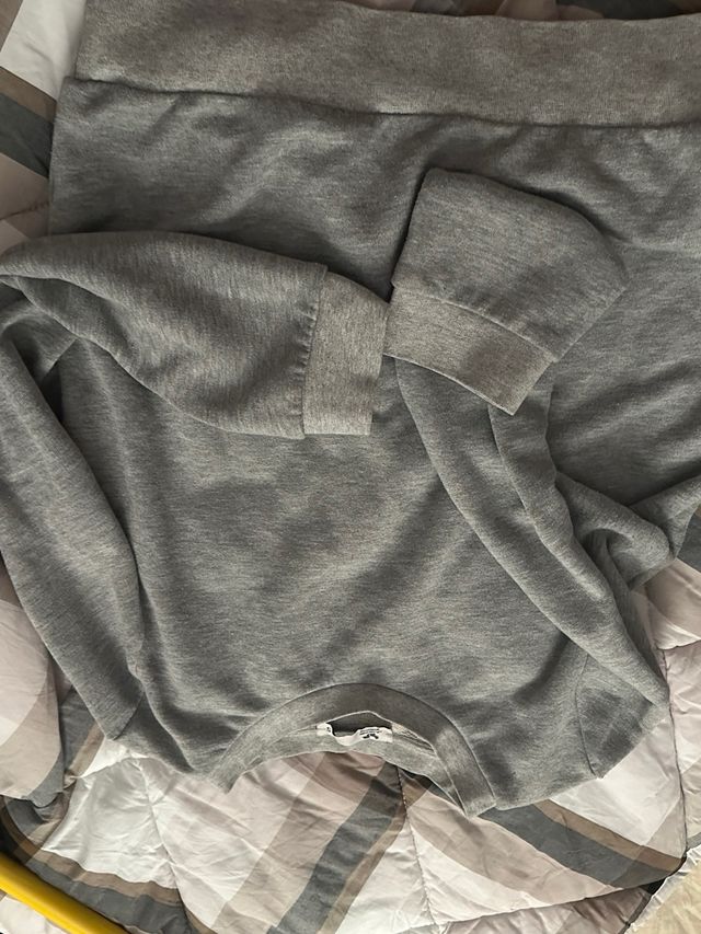 Maglione grigio con scritta WANTED